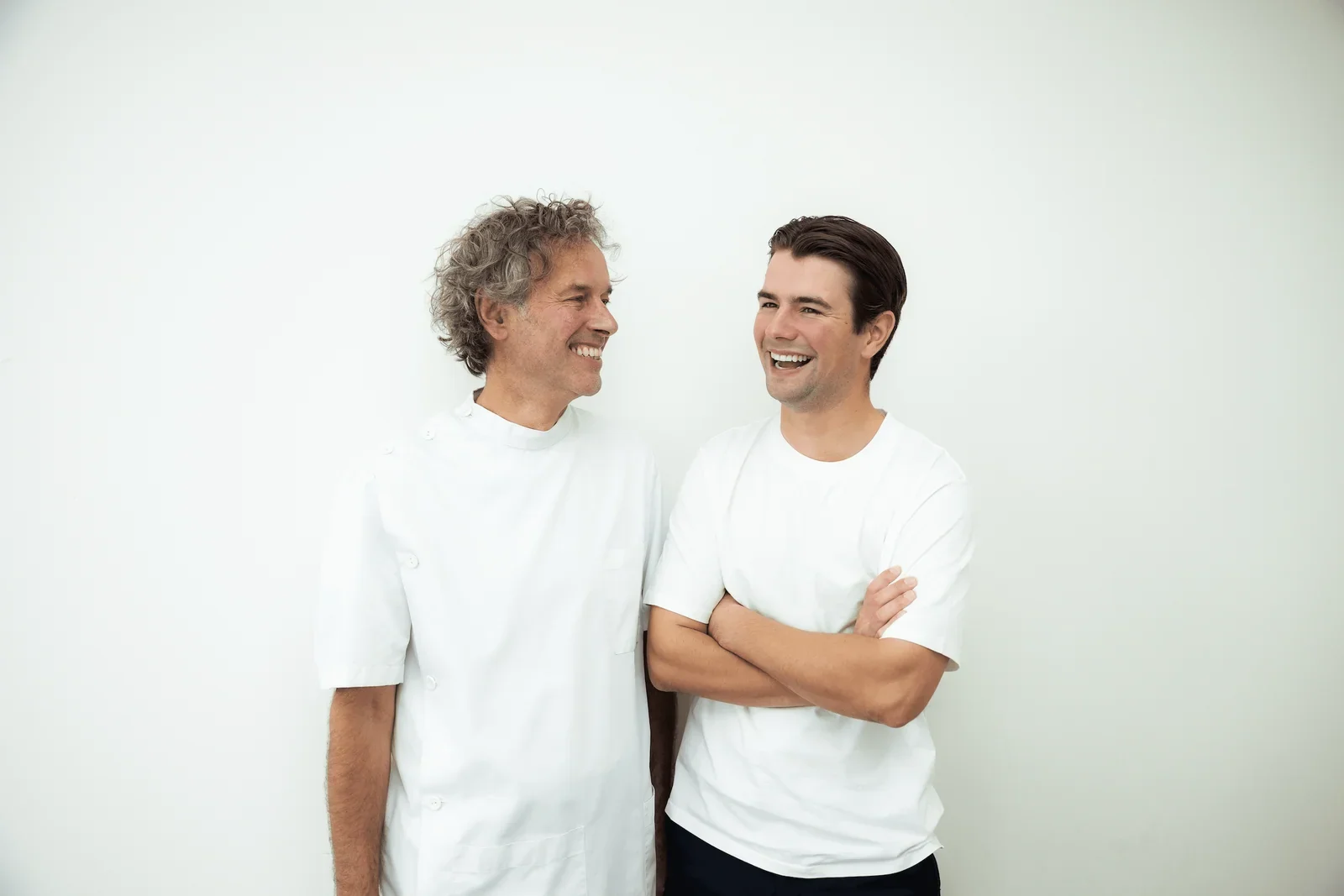 Tandarts Pierre en zijn zoon Klaas, de makers van de Mr. Fris bleekbitjes